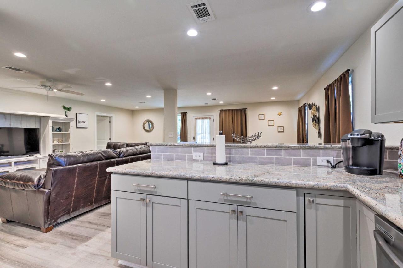 Spacious Gulfport Home With Yard 1 Mi To Beach Kültér fotó